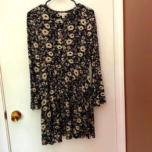 Bell sleeve American eagle dress. Floral print. Super stretchy. Size small.